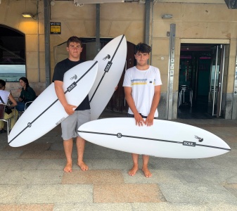 Tabla de surf a medida en la Escuela de Surf Essus - Zarautz