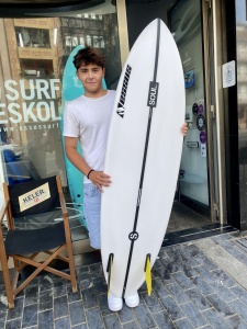 Tabla de surf a medida en la Escuela de Surf Essus - Zarautz