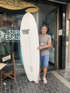 Tabla de surf a medida en la Escuela de Surf Essus - Zarautz