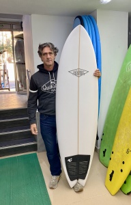 Tabla de surf a medida en la Escuela de Surf Essus - Zarautz