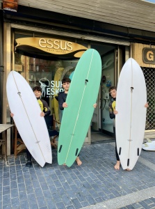 Tabla de surf a medida en la Escuela de Surf Essus - Zarautz