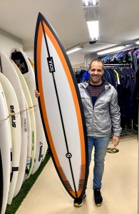 Tabla de surf a medida en la Escuela de Surf Essus - Zarautz