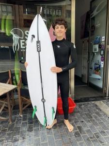 Tabla de surf a medida en la Escuela de Surf Essus - Zarautz