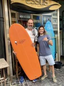 Tabla de surf a medida en la Escuela de Surf Essus - Zarautz