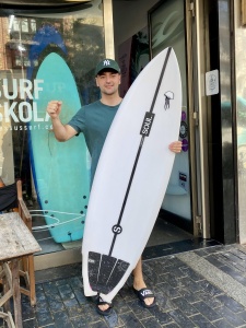Tabla de surf a medida en la Escuela de Surf Essus - Zarautz