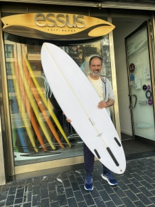 Tabla de surf a medida en la Escuela de Surf Essus - Zarautz