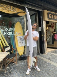 Tabla de surf a medida en la Escuela de Surf Essus - Zarautz