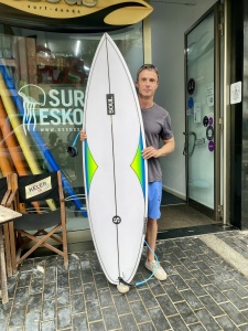 Tabla de surf a medida en la Escuela de Surf Essus - Zarautz