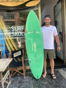 Tabla de surf a medida en la Escuela de Surf Essus - Zarautz