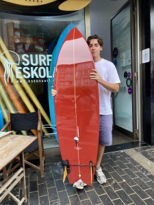 Tabla de surf a medida en la Escuela de Surf Essus - Zarautz
