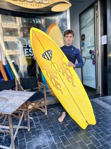 Tabla de surf a medida en la Escuela de Surf Essus - Zarautz