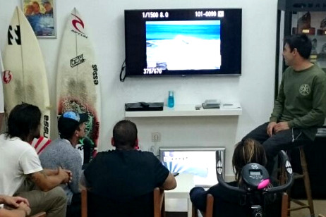 entrenamiento-surf-escuela-de-surf-essus-zarautz-viendo-video