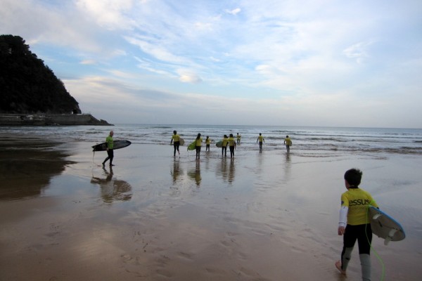 clase-de-surf-en-zarautz-pais-vasco