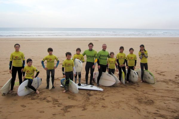 Essus Surf Eskola Zarautz aprendiendo a surfear