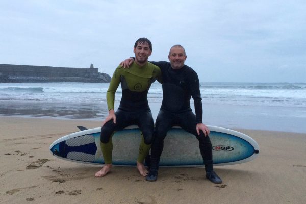 sanse-y-alejandro-escuela-surf-essus-zarautz