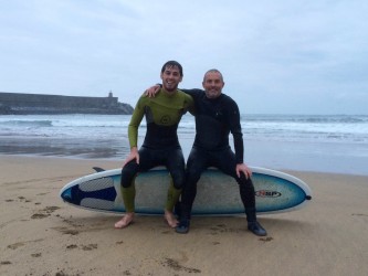 sanse-y-alejandro-escuela-surf-essus-zarautz