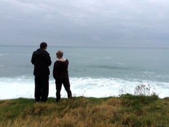 viendo-olas-essus-escuela-surf-zarautz