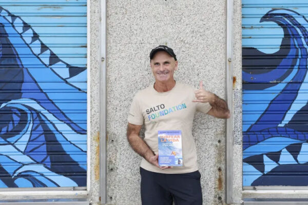 Gallo presentando su libro Surfear la vida