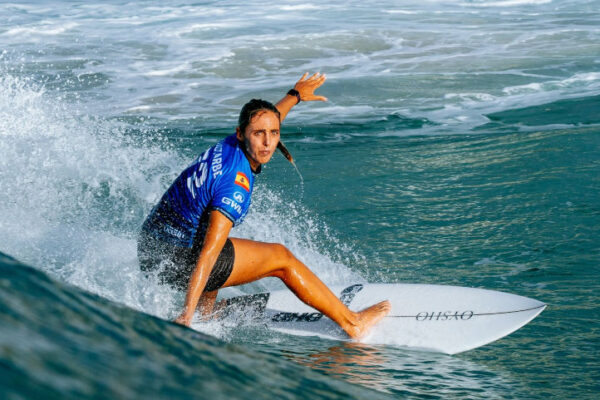 Nadia Erostarbe tercera en Snapper Rocks