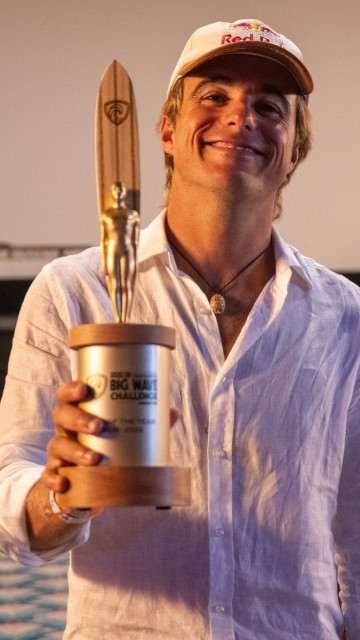 Natxo Gonzalez recibiendo el trofeo de ganador del Men's Ride of the Year del Big Wave Challenge 2026